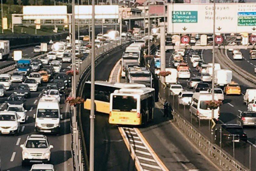 Metrobüs arıza yaptı; seferler durdu