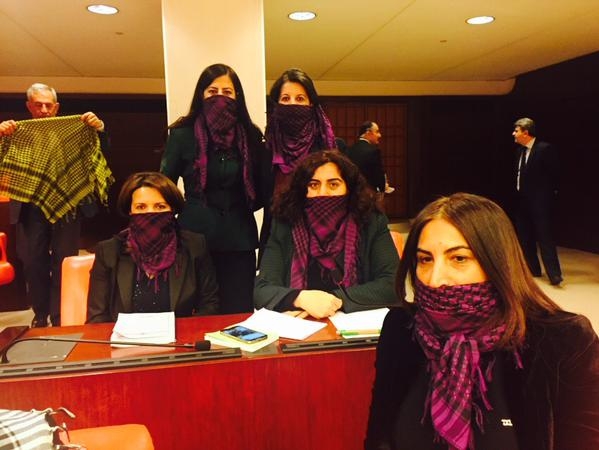 HDP'li vekillerden Mecliste puşili protesto