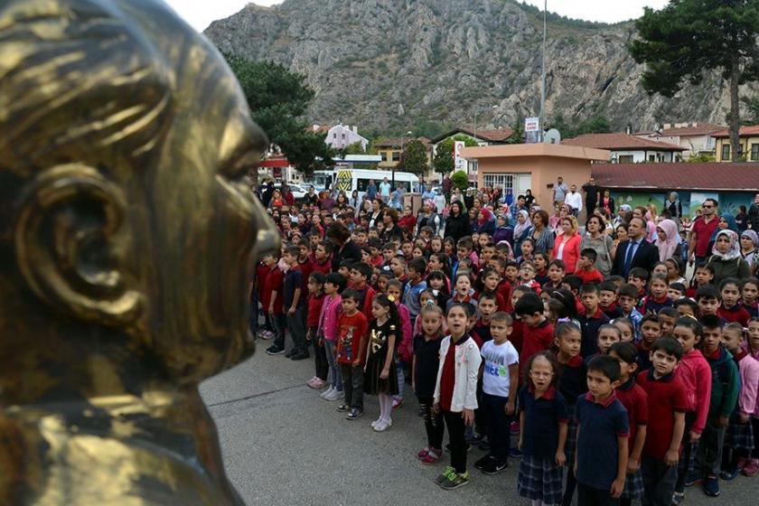 İHD: Andımız pedagojik olarak problemli