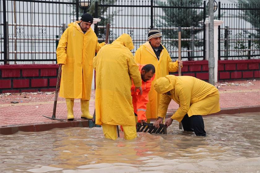 Bölgede sağanak etkili oldu: Ev ve iş yerlerini su bastı