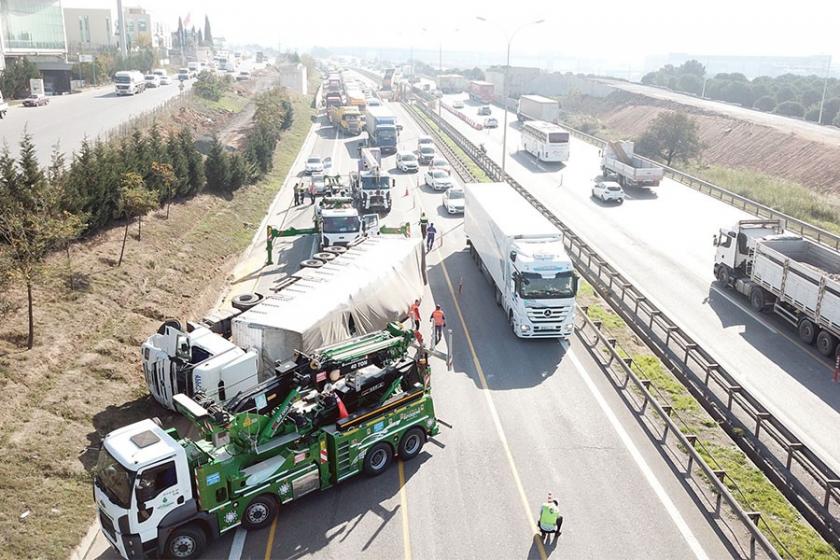 TEM'de TIR devrildi, uzun araç kuyrukları oluştu