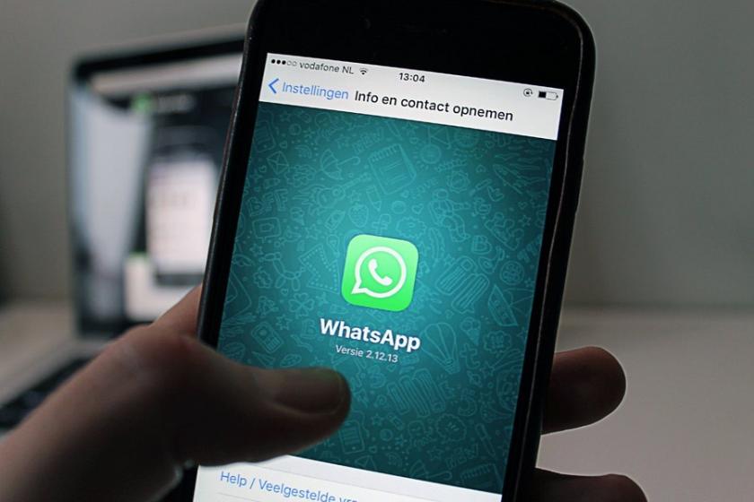 Cep telefonunda WhatsApp kullanan bir kişi.