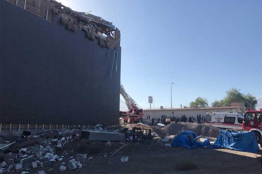 Kayseri'de inşaat halindeki kongre binasının çatısı çöktü