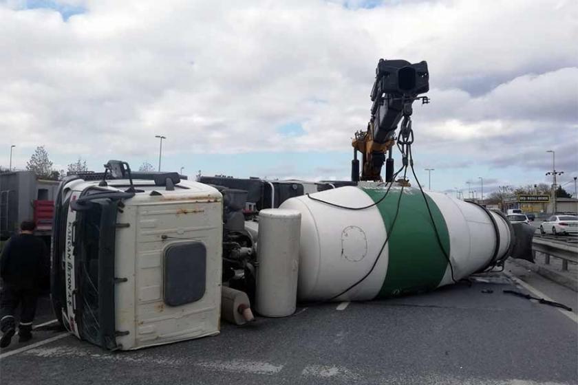 Sultangazi'de beton mikseri devrildi; sürücüsü yaralandı