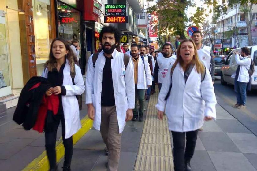 'Medeni ölümü' dayatan teklife karşı sağlık emekçileri Kuğulu Park'ta