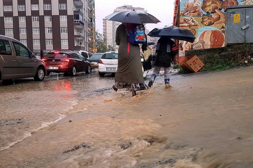 Rize'de sağanak yolları göle çevirdi