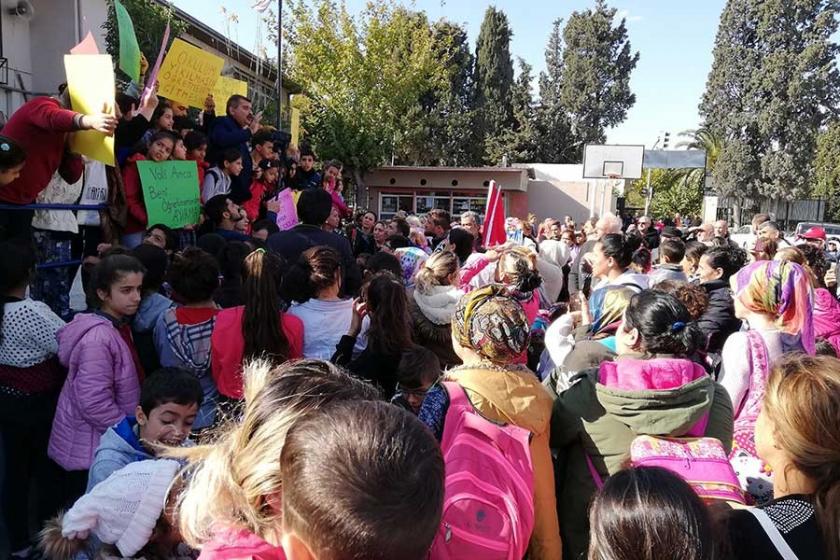 Veliler zamansız okul yıkımını protesto ettiler