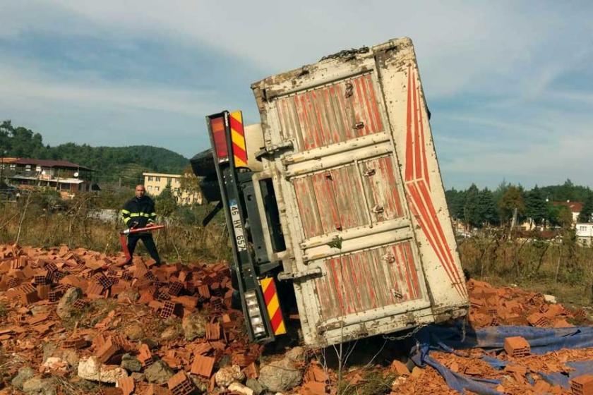 Tuğla taşıyan hafriyat kamyonu tarlaya uçtu, 4 kişi yaralandı