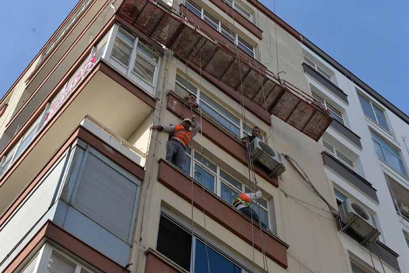 Asansörlü iskele yine arızalandı, 2 boyacı 5'inci katta mahsur kaldı