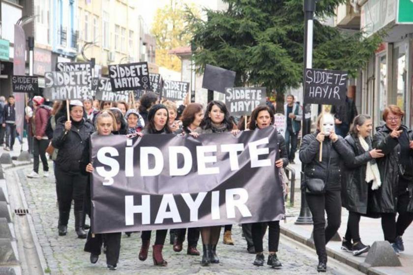 Kadınlar şiddete karşı sokağa çıktı, dayanışma çağrısı yaptı