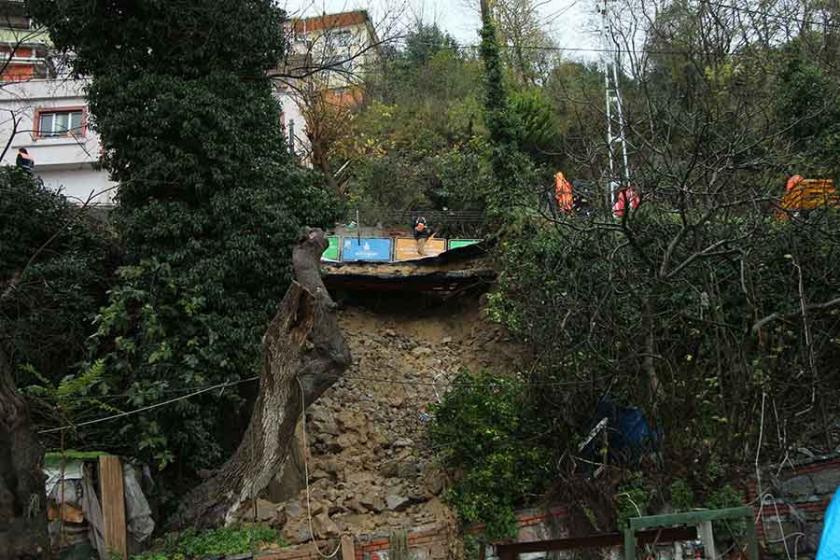 Sarıyer'de yol çöktü