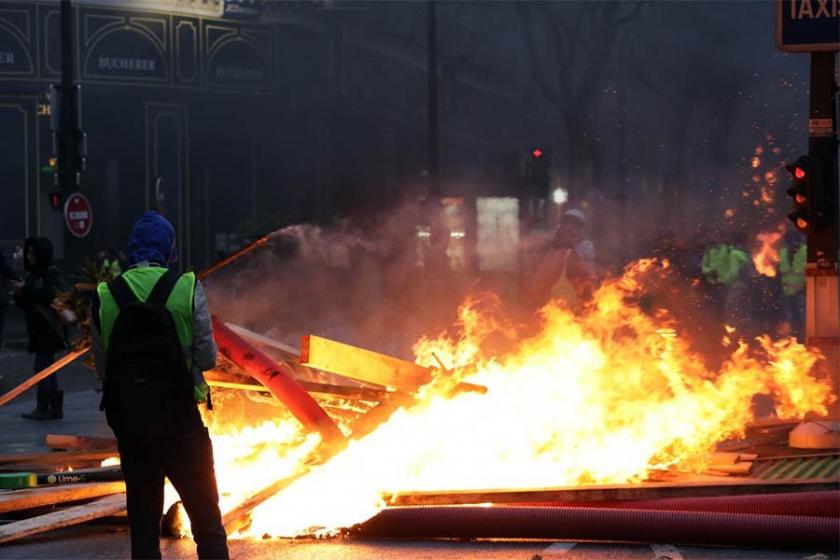 Fransa'da sarı yelekliler 200 noktada yol kapattı