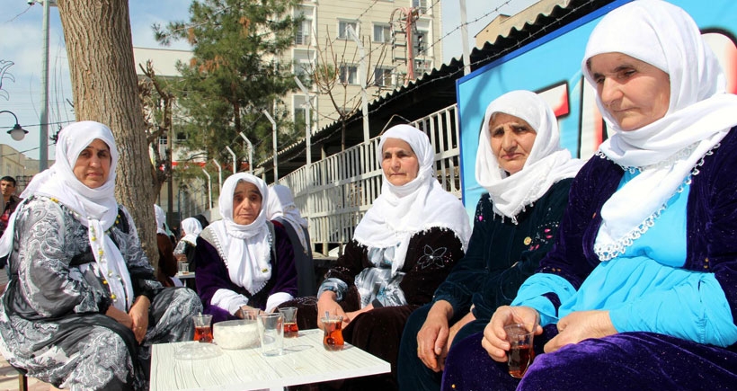 Silopili kadınlar erkekleri kaldırıp sandalyelere kendileri oturdu