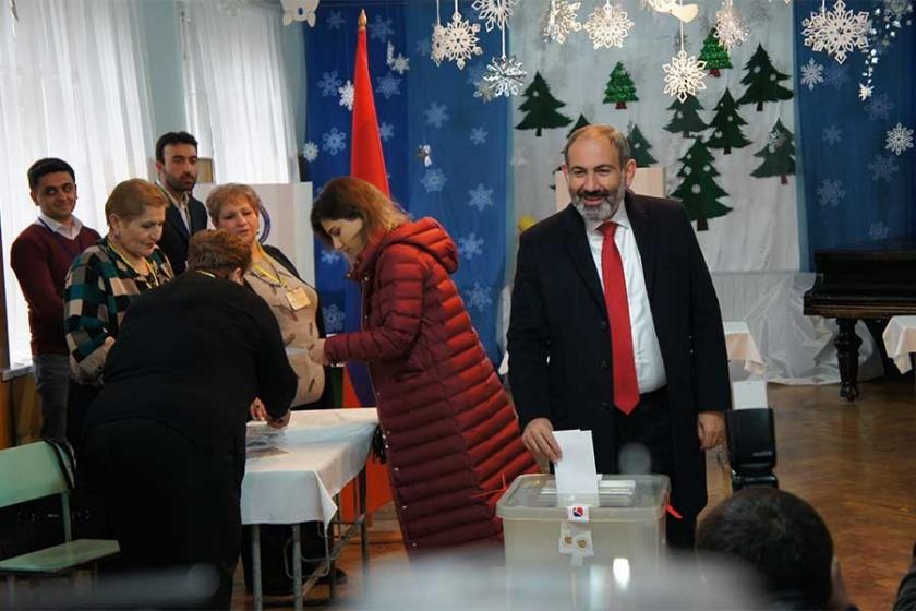 Ermenistan'da erken seçimin galibi Nikol Paşinyan oldu