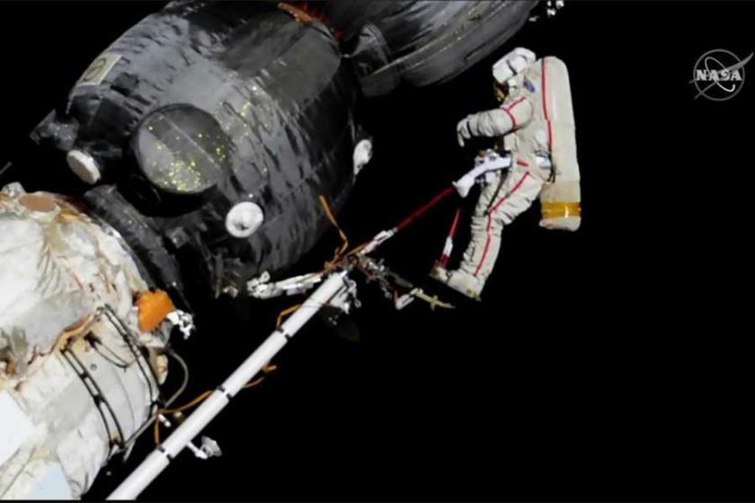 Kozmonotlar Soyuz MS-09'da oluşan delikten örnekler topladı