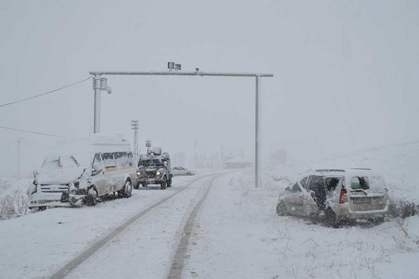 Öğretmenleri taşıyan servis aracı ile otomobil kaza yaptı: 23 yaralı