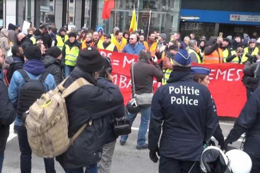 Sarı yeleklilerden Google'ın mülteci karşıtı politikalarına protesto