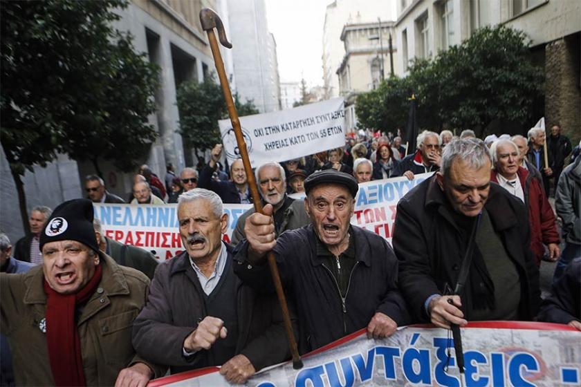 Yunan emekliler maaşlardaki kesintileri protesto etti