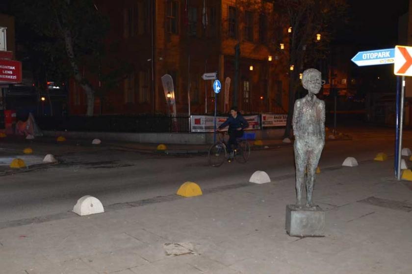 Kadıköy'deki Avanak Avni heykeli çalındı