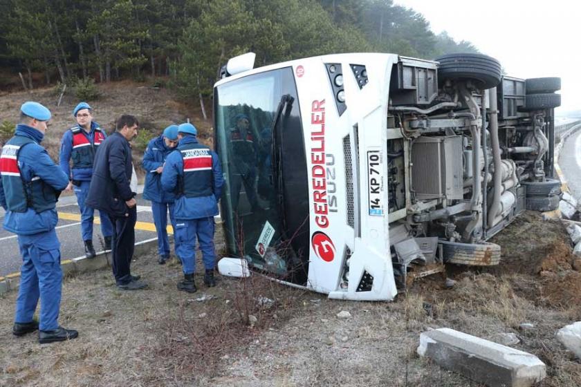 Bolu'da midibüs devrildi 10 kamu emekçisi yaralandı