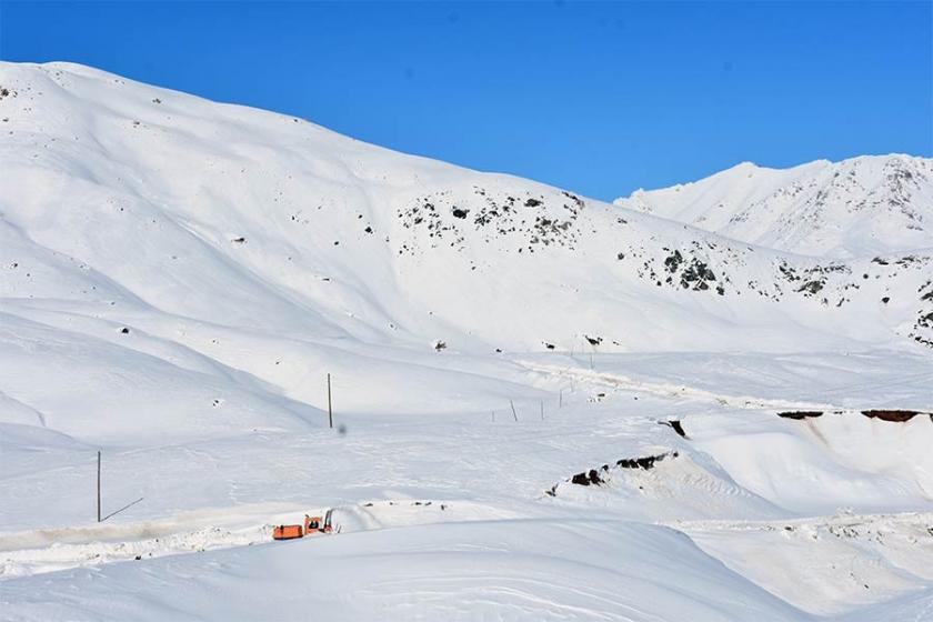 Yurt, kar yağışı ve soğuk havanın etkisinde