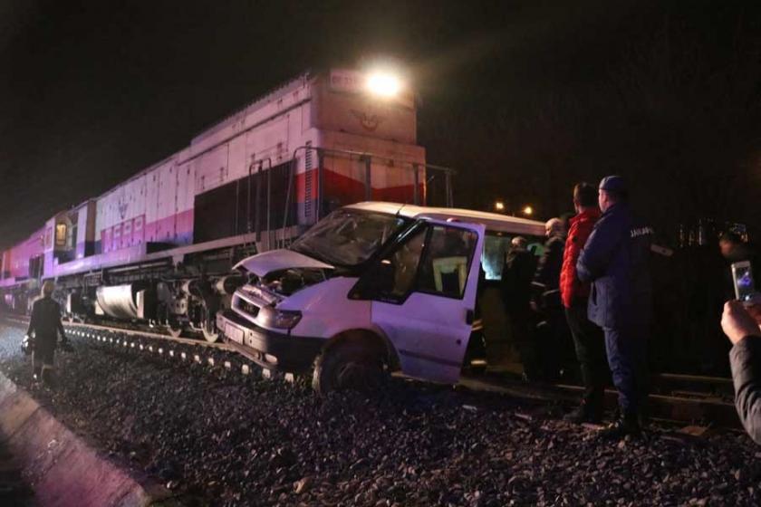 Kontrolsüz hemzemin geçitte tren, minibüse çarptı: 5 yaralı