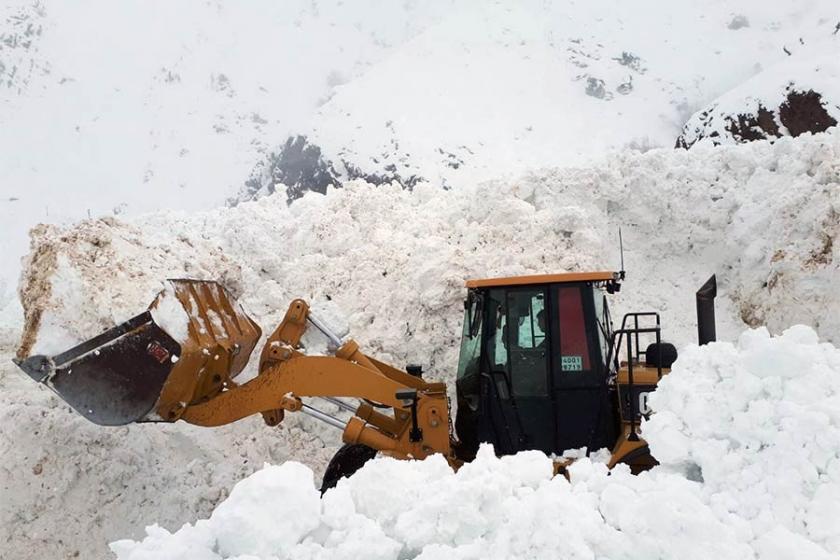 Hakkari-Şırnak kara yolu çığ nedeniyle ulaşıma kapandı