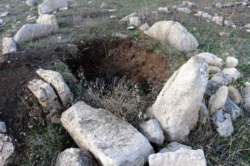 Baraj suları çekildi, mezarlık ortaya çıktı