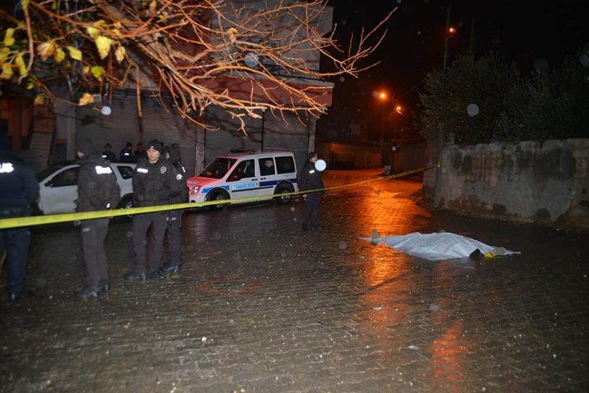 Borçlularını ararken yanlış adrese giden iki kişiden biri öldürüldü