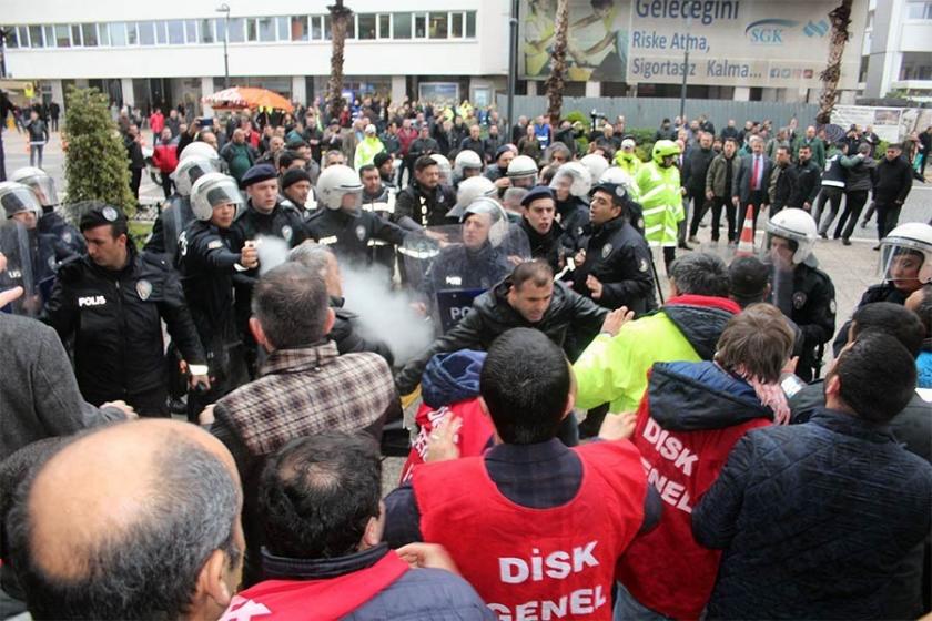 Police attack workers protesting objection to their union’s competence