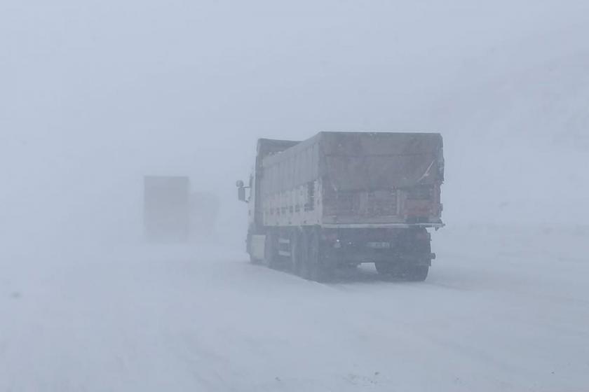 Erzurum-Bingöl Karayolu'na çığ düştü