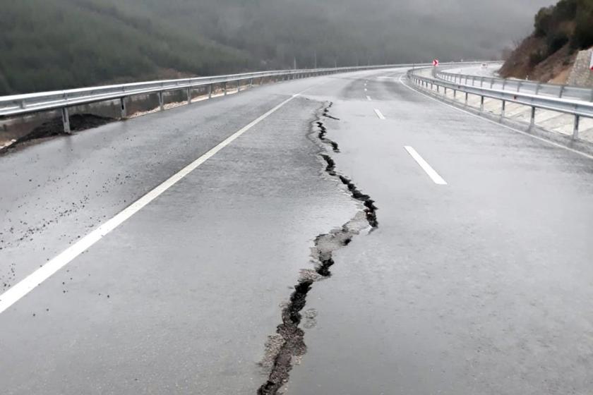 Isparta-Antalya Karayolu ortasında yarık oluştu