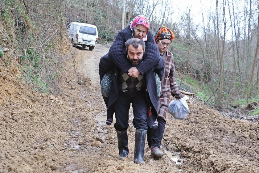 Mahallenin yolu kapandı, hasta annesini her gün sırtında taşıyor