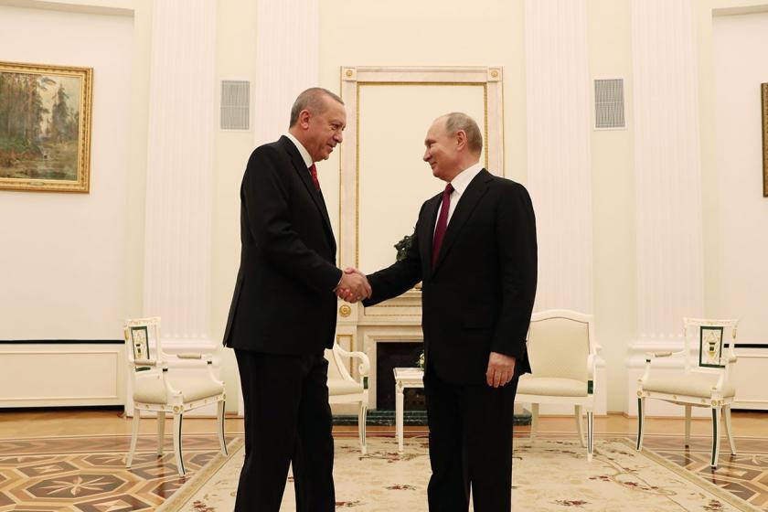 Turkish President Tayyip Erdoğan (left) and Russian President Vladimir Putin (right) are hand shaking.