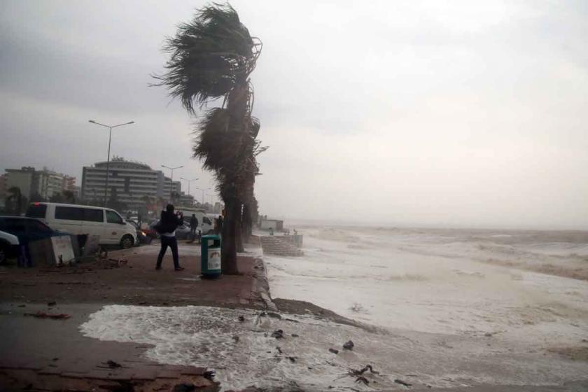 Antalya ve Muğla'da fırtına yaşamı olumsuz etkiledi