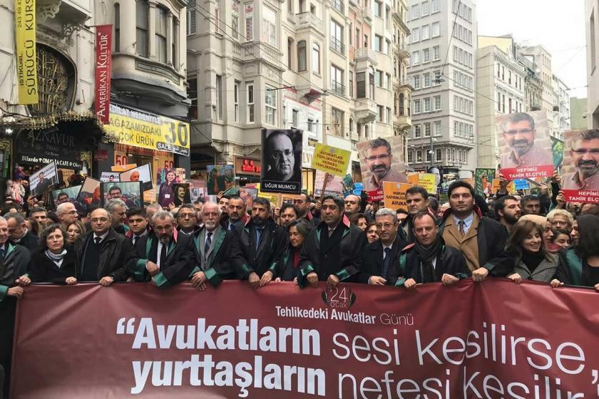 Avukatlar, 'Tehlikedeki Avukatlar Günü'nde cübbeleriyle yürüdü