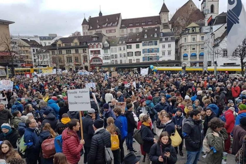 İsviçre’de gençler sokağa çağırdı, on binler iklim için uyardı