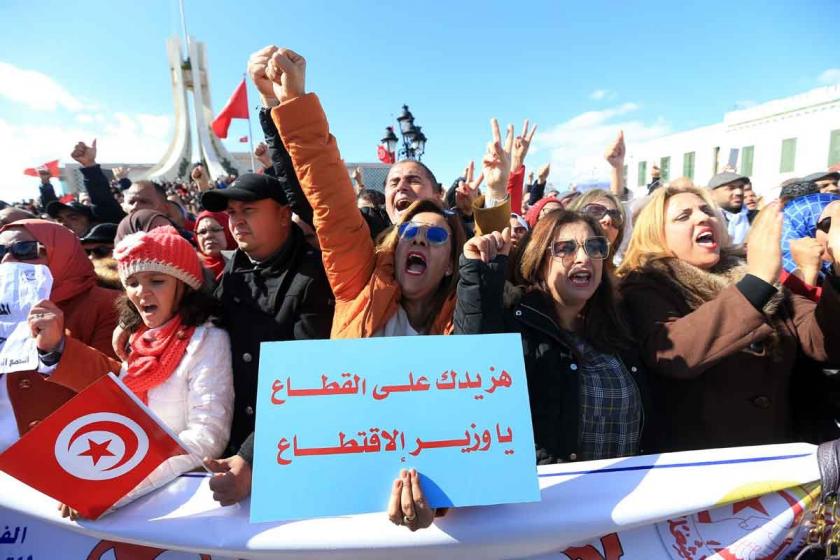 Tunus'ta binlerce öğretmenden maaş protestosu