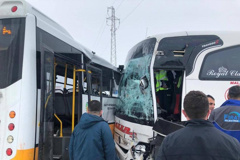 Malatya’da iki otobüs çarpıştı, 1 kişi öldü, 17 kişi yaralandı