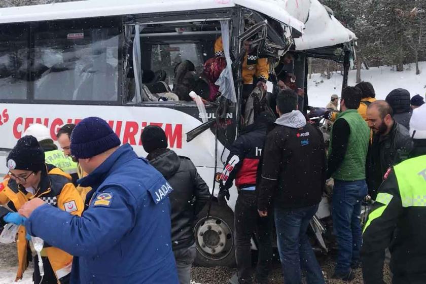 Kars'ta yolcu midibüsü ile TIR çarpıştı: 20 yaralı