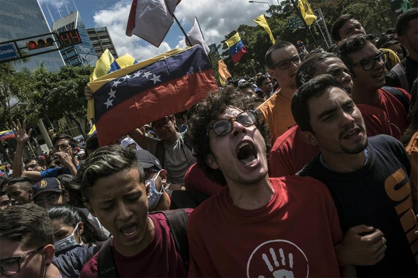 Venezuela'da halka dağıtılacak gıdaların olduğu depolarda yangın