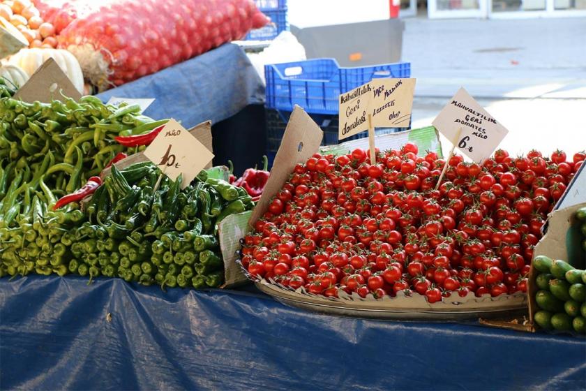 Çiftçi domatesin kilosunu 2 liraya mal etti, 1 liraya satıyor