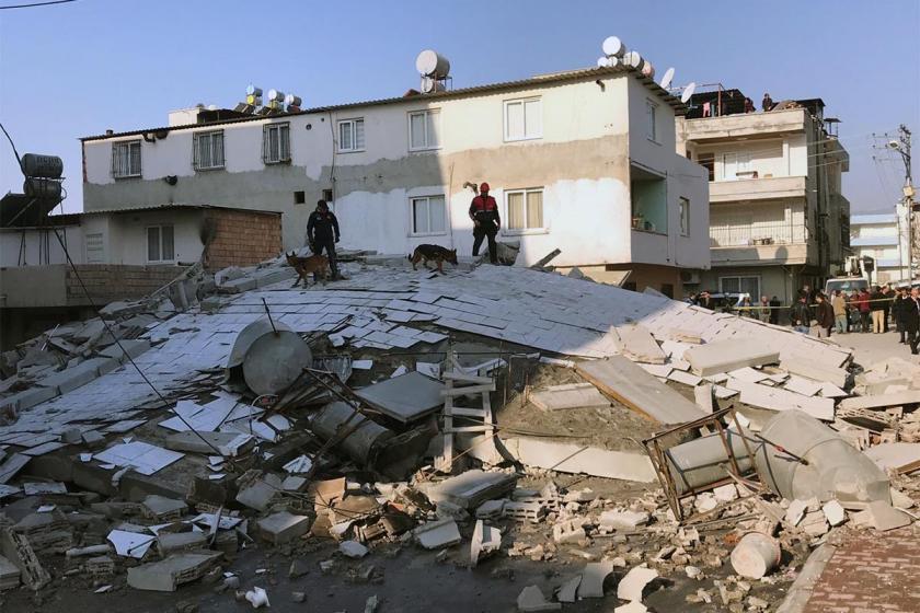 Çatırdama sesleri nedeniyle gece boşaltılan bina sabah çöktü