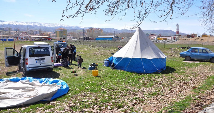 Çadır kuran Romanlar zorla ilçe dışına sürüldü