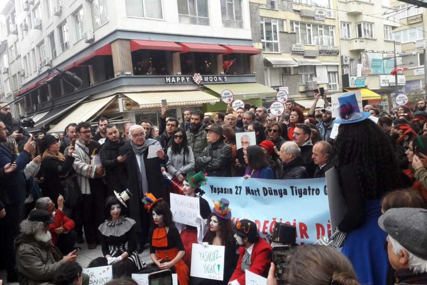 Tiyatrocular: Sanata her türlü saldırıyı reddediyoruz