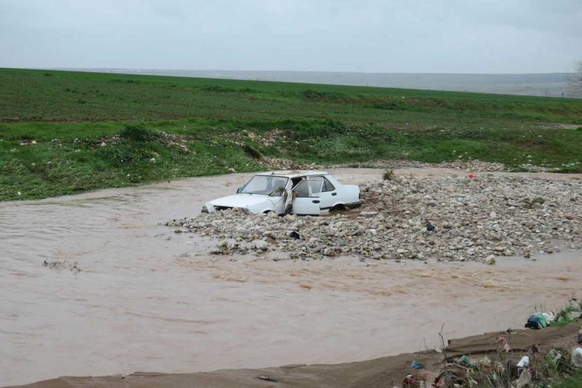 Antep’te Çat Deresi taştı, akıntıya kapılan 2 kişi kayboldu