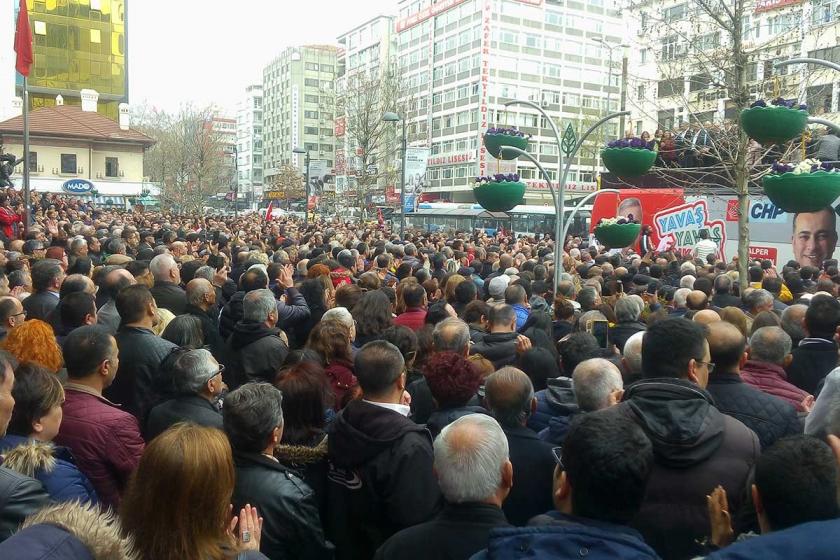 Çankaya Belediyesi önünde seçim kutlaması