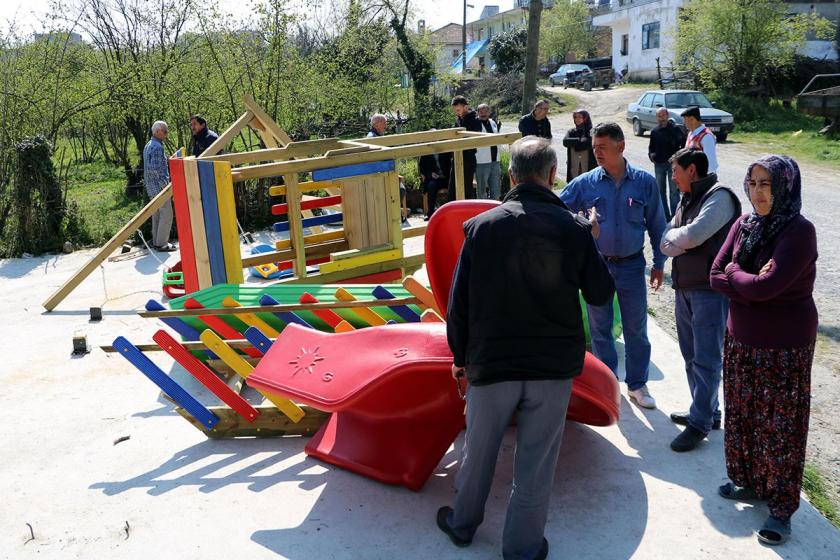 Alaplı'da seçimi kaybeden muhtar, çocuk parkını söktü