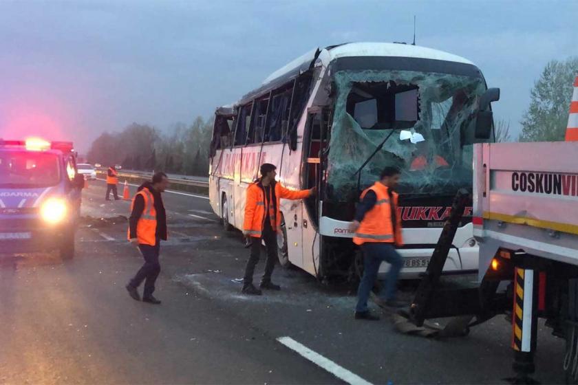 Sakarya'da yolcu otobüsü devrildi, 30 kişi yaralandı