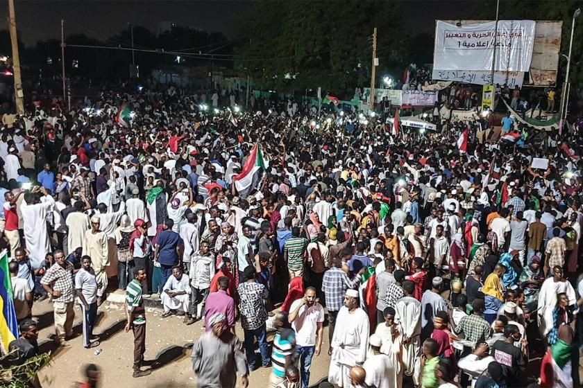 Sudan'da halk yönetimin sivil hükümete bırakılması için sokaklarda